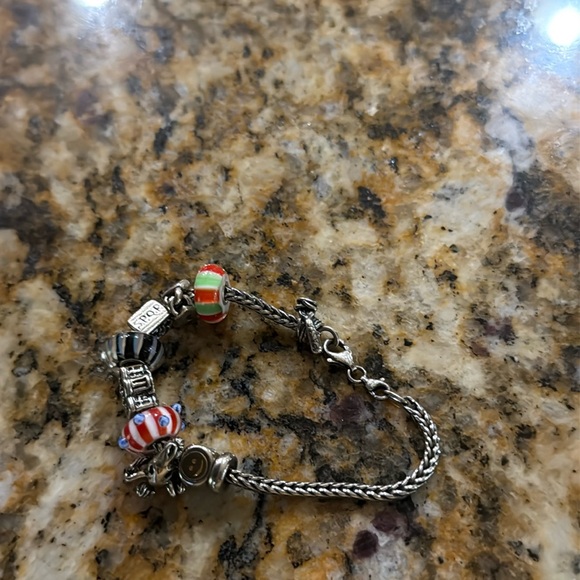 Rare & Retired Pieces.Beautiful bracelet with special charms. - Picture 7 of 16